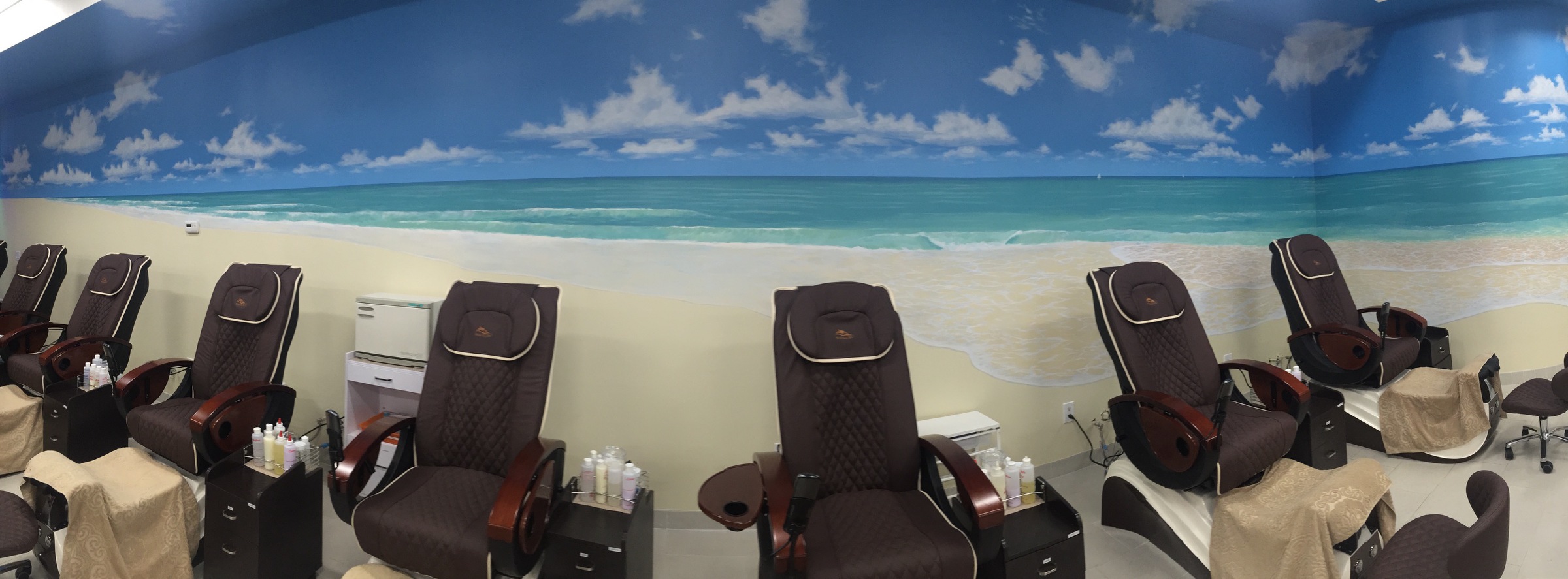 ocean-mural-at-a-nail-salon